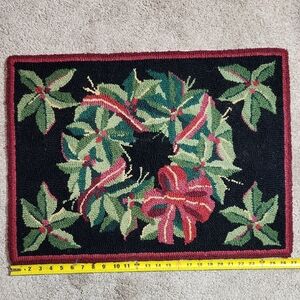 Festive Wreath Accent Rug - Black and Green